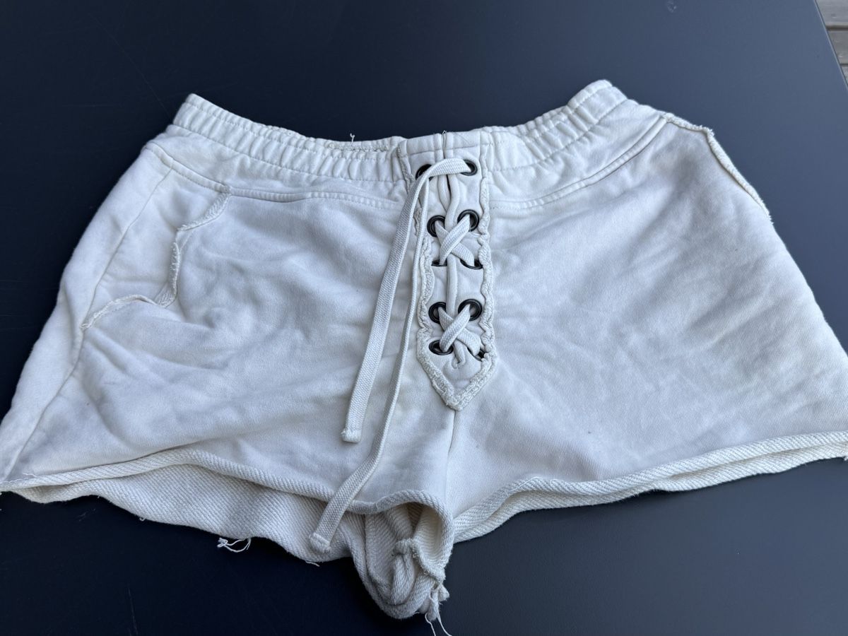 Pantalons: Kurze weisse Hose – D'occasion à Rudolfstetten par krach