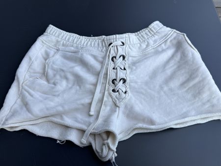 Kurze weisse Hose