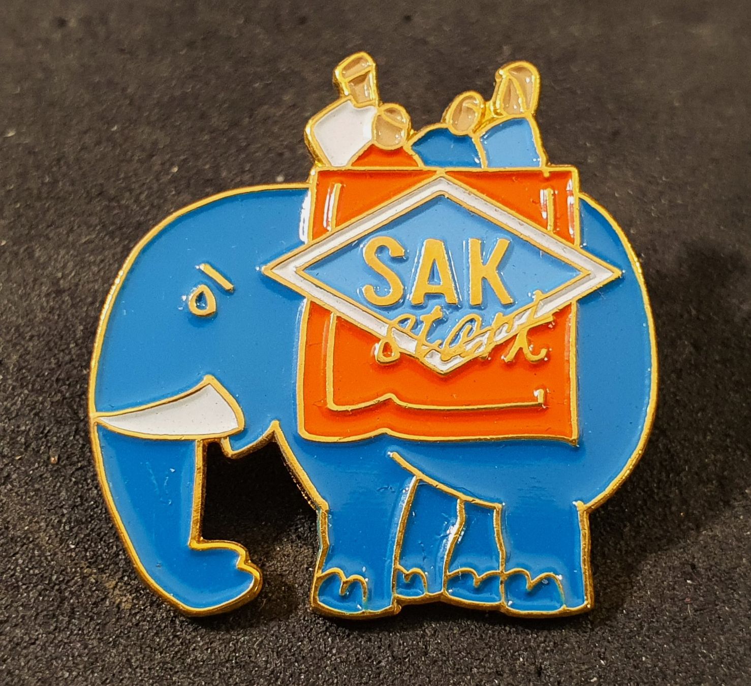 Placchette & Badge: V548 - Pin Elefant SAK stark – Usato da Reinach BL venduto da Boston-Verkauf