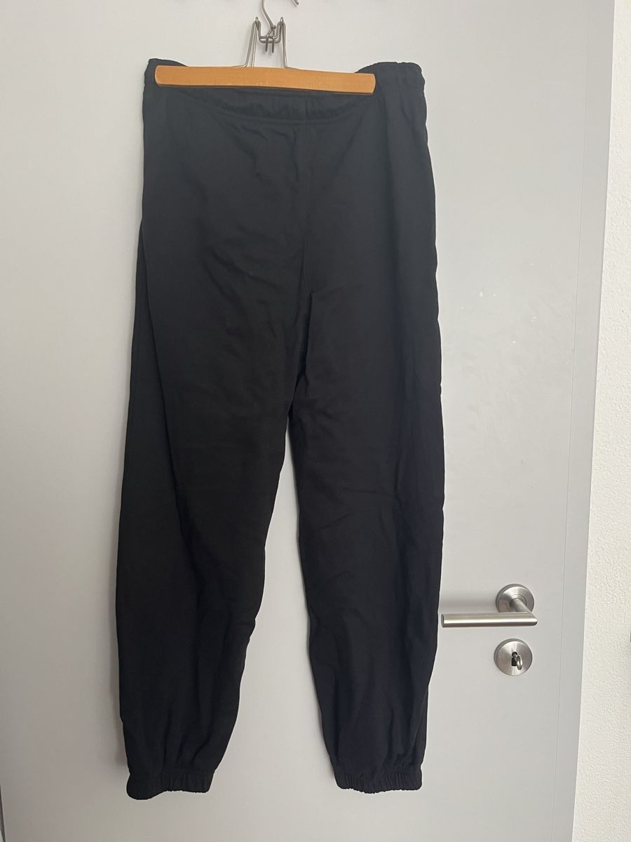 Pantalons: Schwarze Jogginghose – Neuf avec emballage d'origine à Bellikon par Ruth_62 1