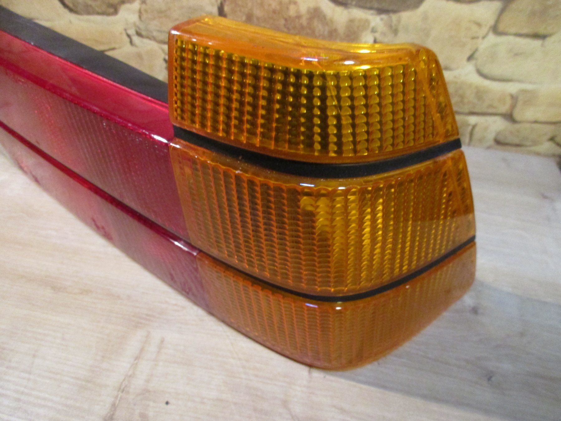 Alfa Romeo Tutti pezzi di ricambio auto: Alfa Romeo 75   Heckleuchte rechts gelber Blinker – Nuovo (secondo la descrizione) da Ennetmoos venduto da Truckdiver 7
