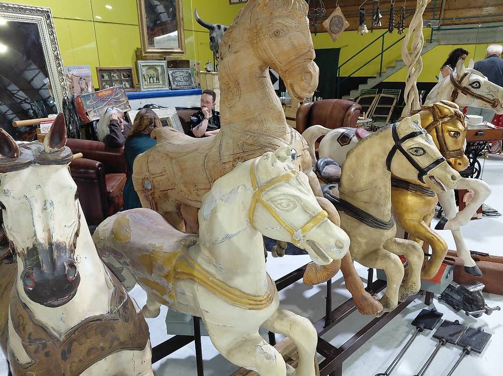 Articoli in legno: Chevaux de carrousel – Usato da Noiraigue venduto da pel_ny7d 1