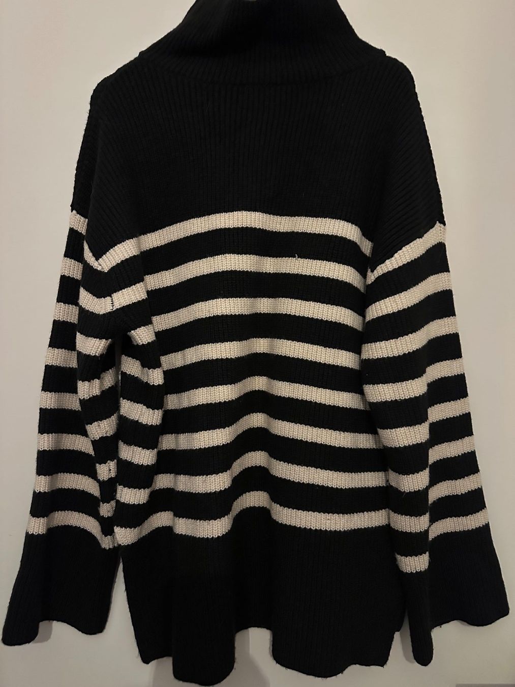 H&M Maglioni & Felpe: Oversize Strickpullover  - S/W gestreift – Usato da Zürich venduto da 72strandkorb 1