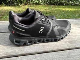 ON Cloud Schuhe schwarz Grösse EU 38.5 guter Zustand