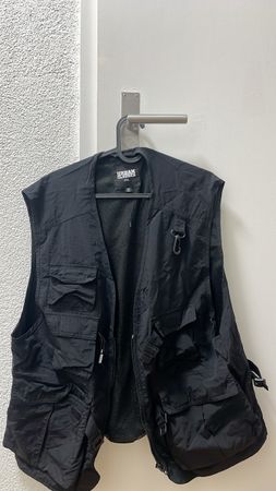 Schwarze Weste mit vielen Taschen, ideal für den Sommer!