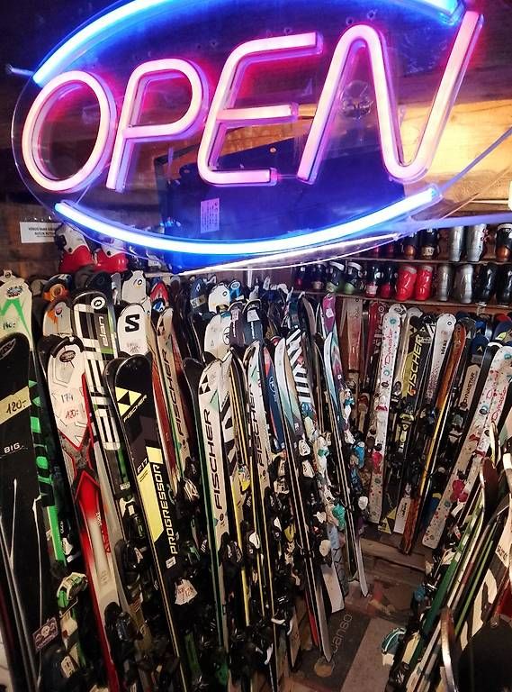 Skis: Equipement ski complet - Skis, chaussures, casques, bâtons.. – D'occasion à Leysin par Liquidation-404 3