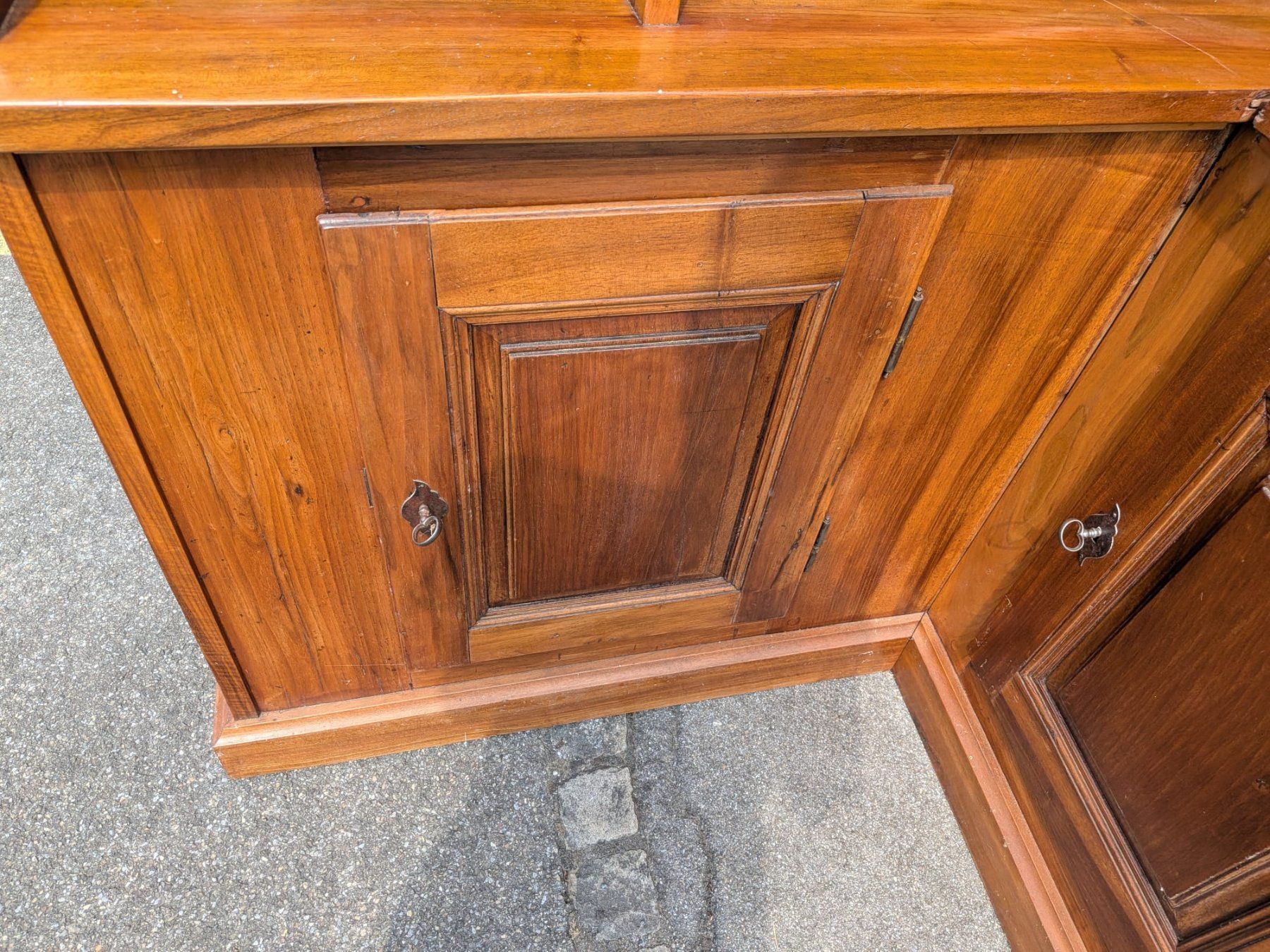 Buffets: Eckbuffet Holz, 4 Türen, Ablagen - Ref. 07/30 – D'occasion à Au ZH par BrockiAu 4
