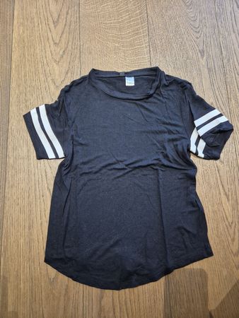 Schwarzes T-Shirt Gr. XS mit weissen Streifen, H&M