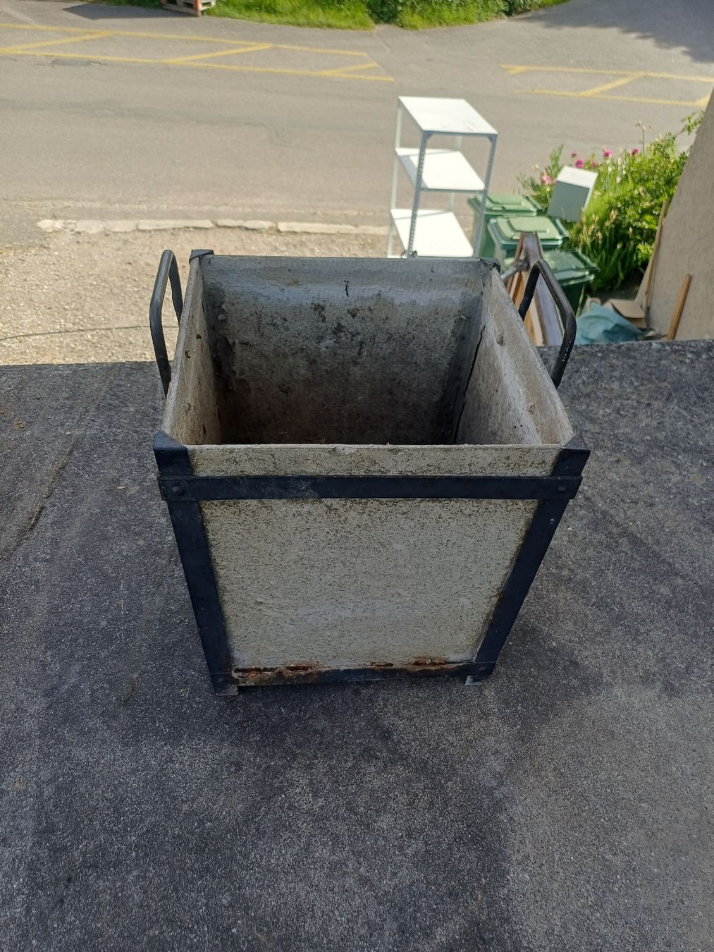 Eternit Vasi per fiori: Eternittopf mit Eisenrahmen – Difettoso da Wangenried venduto da Recycler94