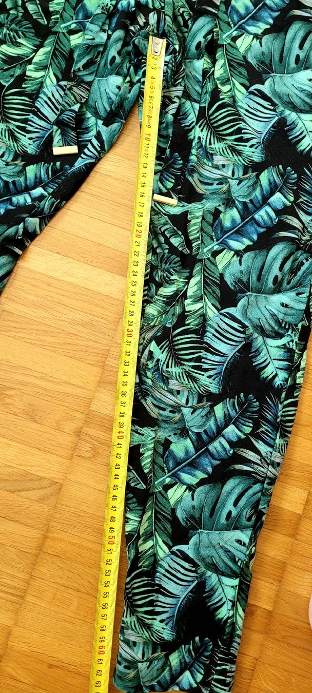 Pantaloni: Sommerhose mit Blattmuster, Grösse 36 neu – Nuovo (secondo la descrizione) da Emmenbrücke venduto da gatasalvache 2