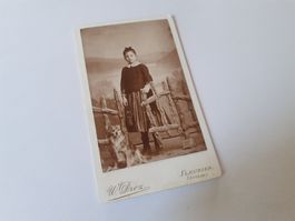 SCHWIIZER CHIND DAZUMAL - FILLE avec CHIEN - FLEURIER