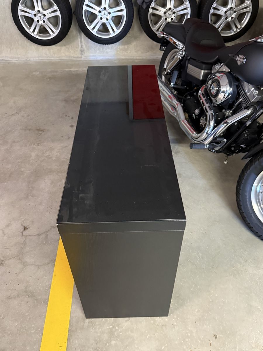 Ladenausstattungen & Messebau: Side Board mit Glassplatte und Schublade – Gebraucht aus Galgenen von Nicki40 1