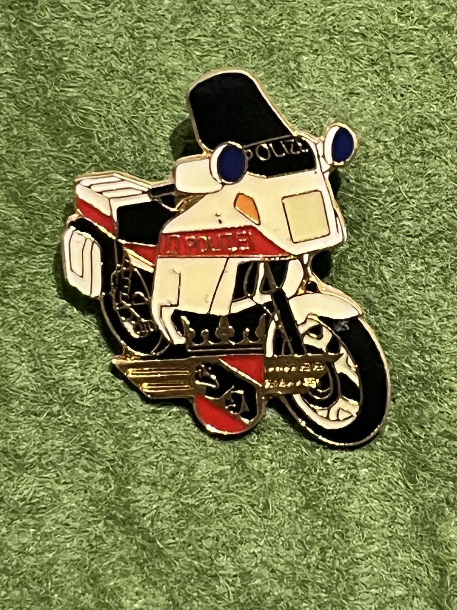 Plaquettes & Badges: Polizei Bern Pin – D'occasion à Itingen par Bebbi6569