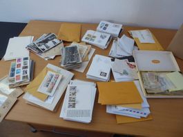 Wundertüten Kiste Briefmarken anschauen