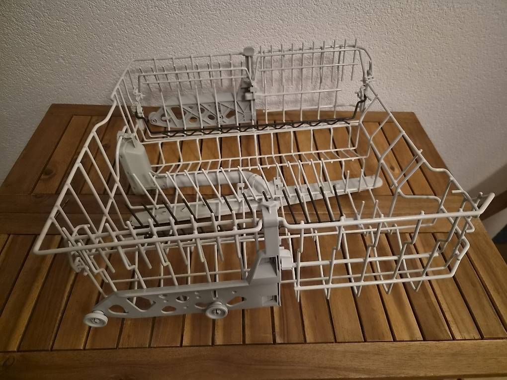 V-Zug Elettrodomestici da cucina: Geschirrkörbe V-Zug neuwertig – Usato da Rüegsauschachen venduto da Ctba82 3