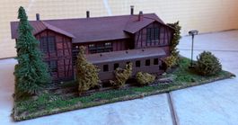 Diorama verlassenes Bahndepot in der Spur HO!