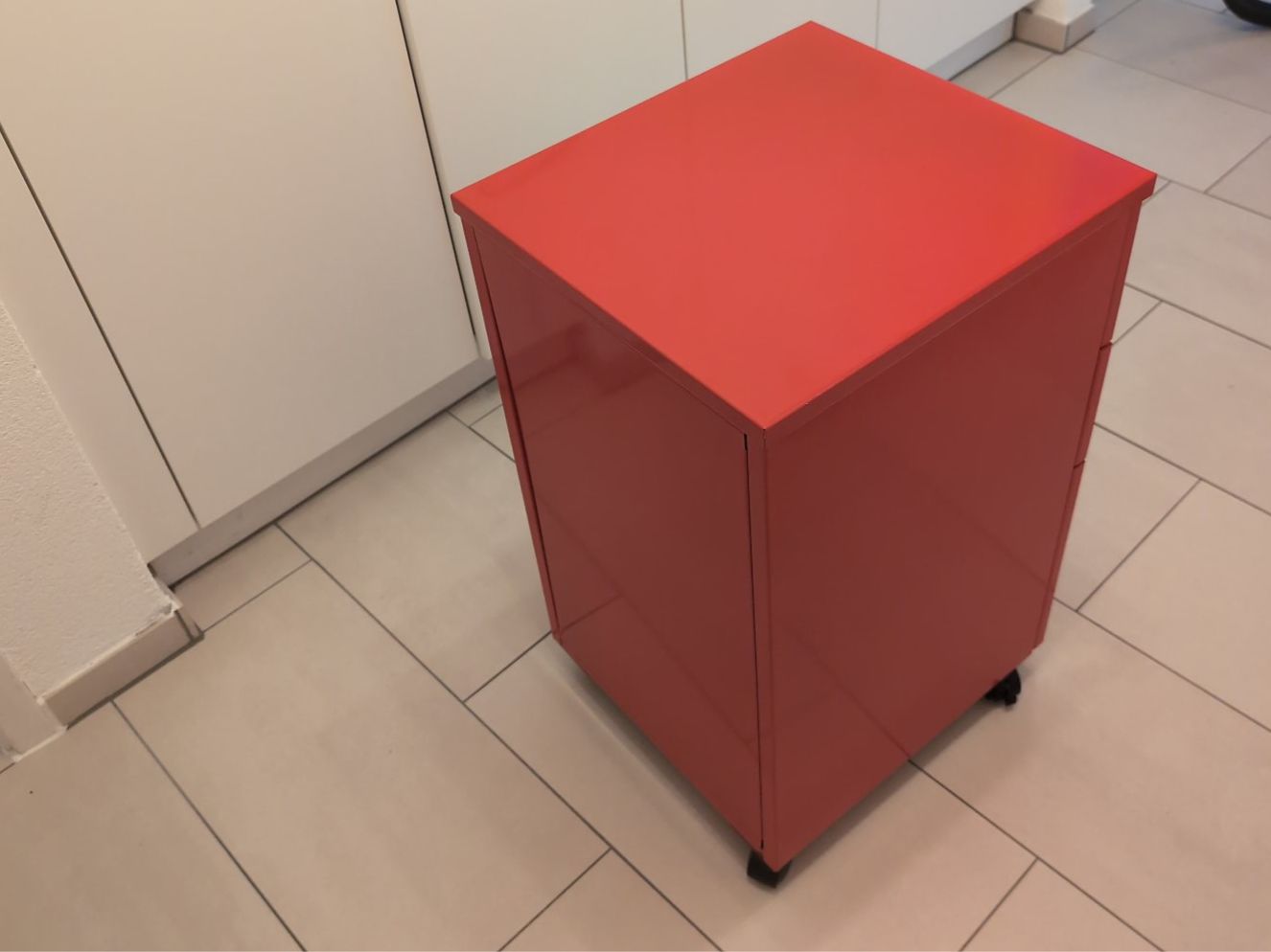 Eléments de bureau: Roter Rollcontainer 3 Schubladen abschliessbar Metall – D'occasion à Jona par ric_sq52 2