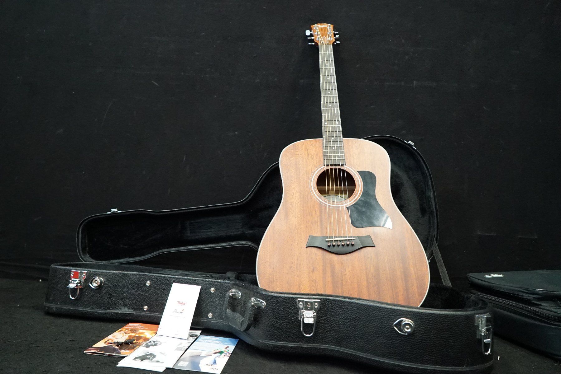 Taylor Strumenti musicali: Taylor 320e Baritone SLTD Limited Edition mit Koffer – Usato da Ortschwaben venduto da Musictrade