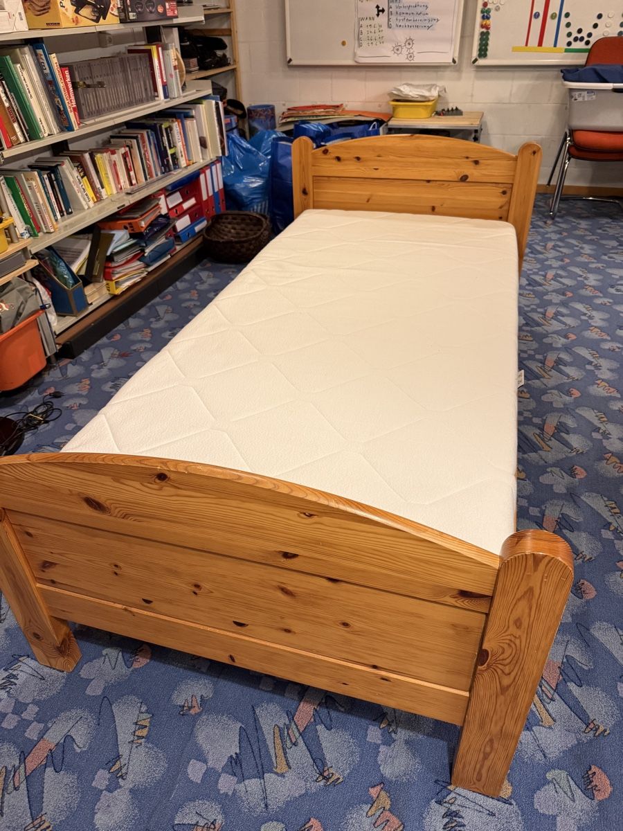Letti: Holzbett 90cm x 200cm mit Matratze – Usato da Bern venduto da Wil.Wayne