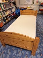 Holzbett 90cm x 200cm mit Matratze