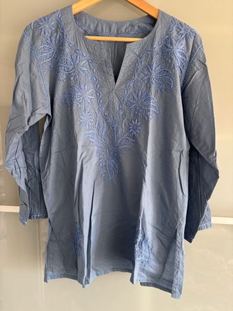 Blaue Bluse mit Blumenstickerei, Gr. M