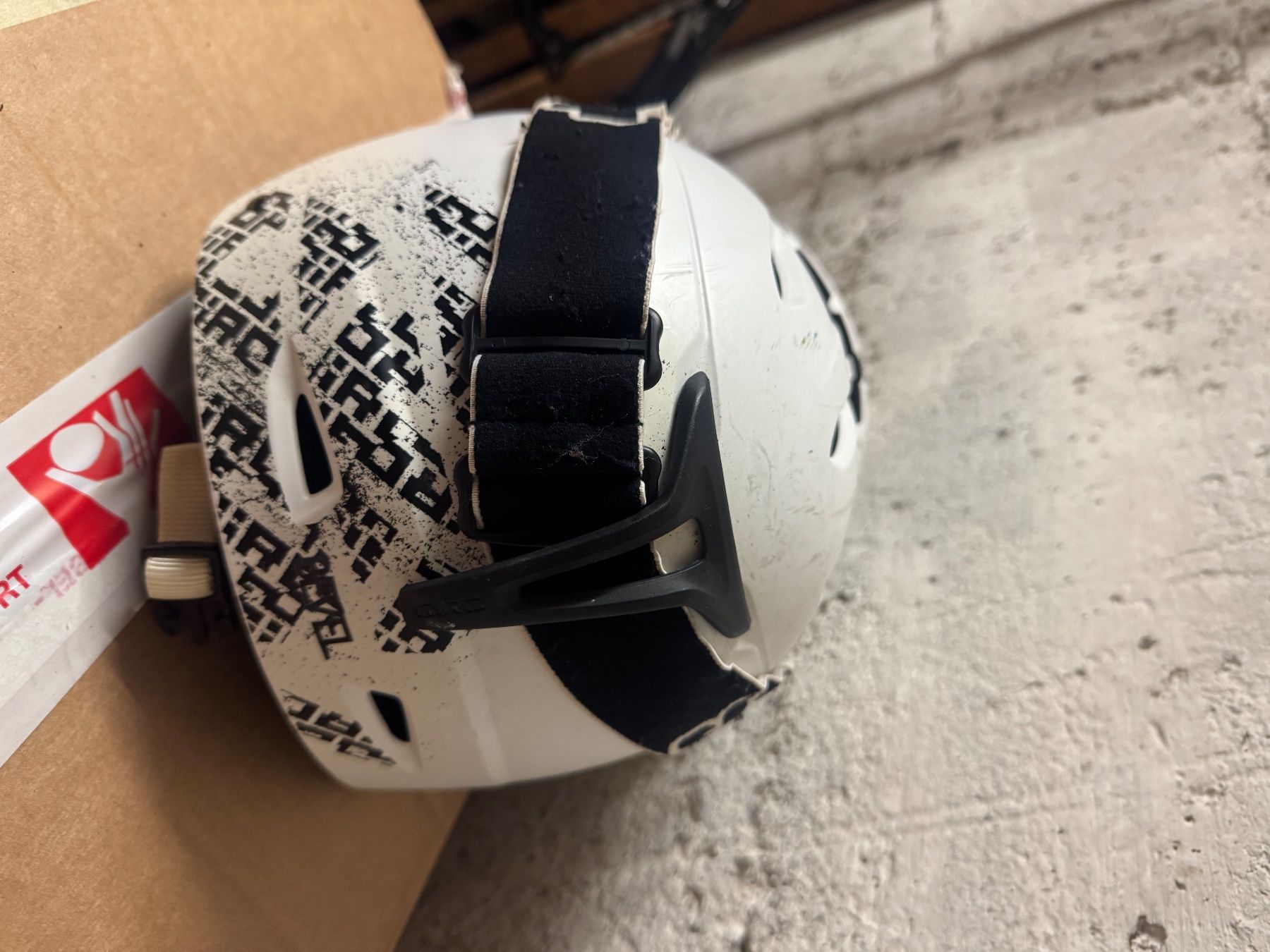 Giro Caschi: Skihelm Giro weiss mit Muster und Brille – Usato da Zürich venduto da wiedike24 1