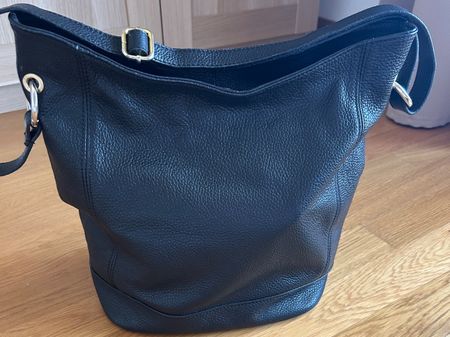 Schwarze Ledertasche