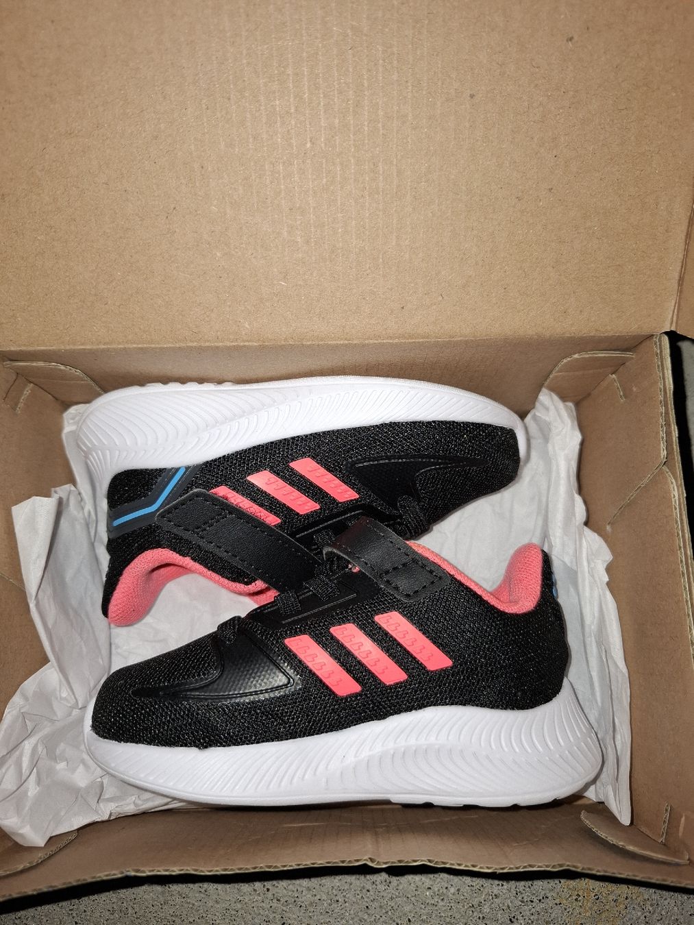Adidas Schuhe für Jungen: Adidas Kinderschuhe Grösse 20 – Gebraucht aus Biel/Bienne von AvasTheGreatest