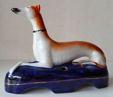 Windhund als Federkielhalter, Keramik, um 1900