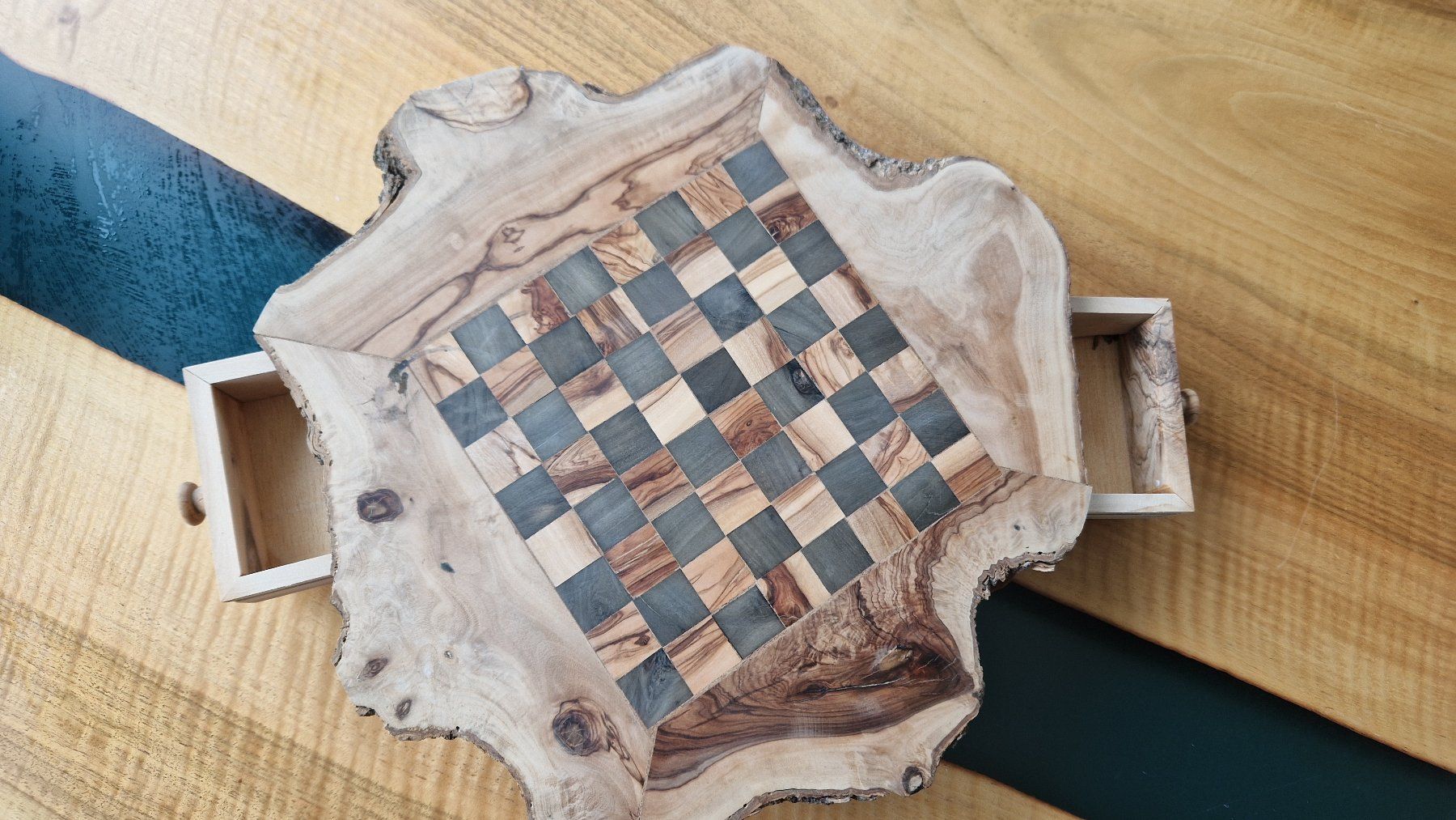 Giochi: Schachbrett mit Figuren aus edlem Holz – Nuovo (secondo la descrizione) da Zürich venduto da MatthiasBruetsch 3