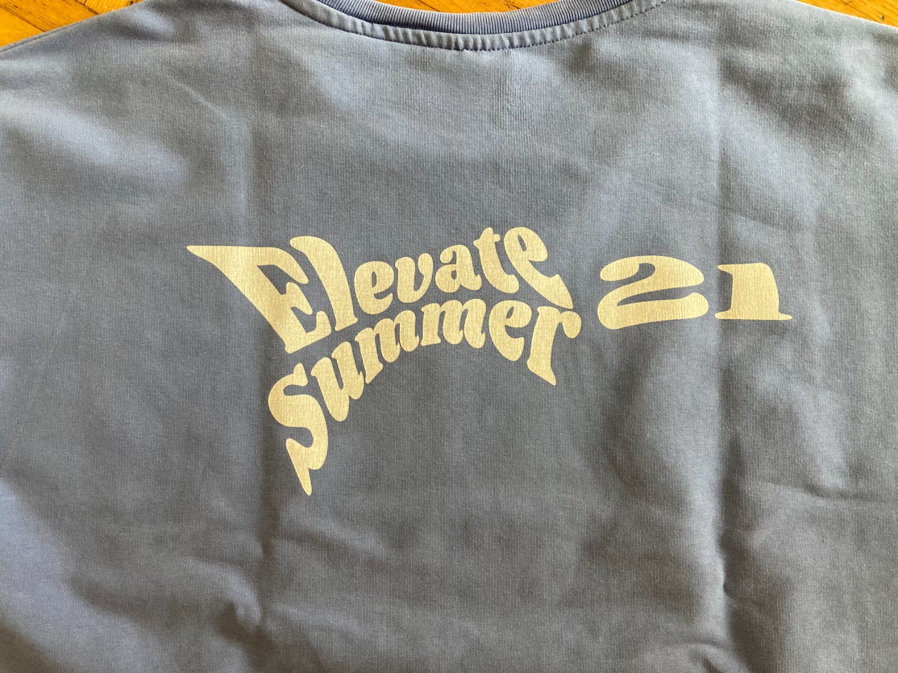 T-shirt: Cooles Sommer T-Shirt "Elevate" – Usato da Obfelden venduto da miau68 5