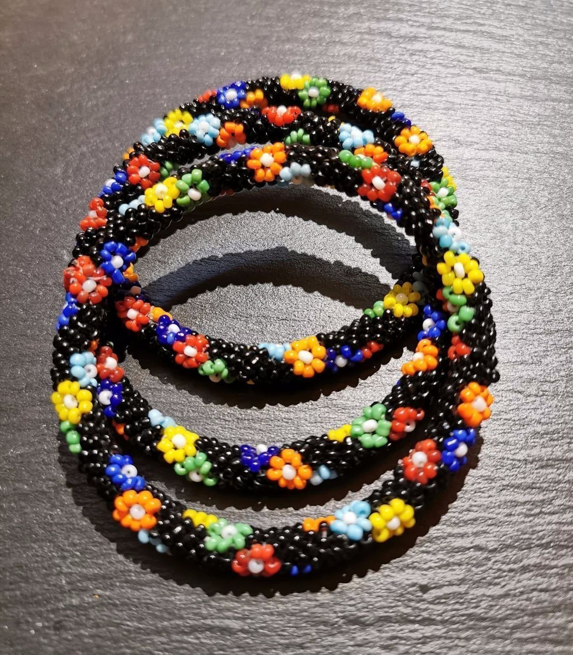 Armbänder & -reifen: Lot de 3 bracelets Massaï – Neu (gemäss Beschreibung) aus Veyrier von Leilazizou 1