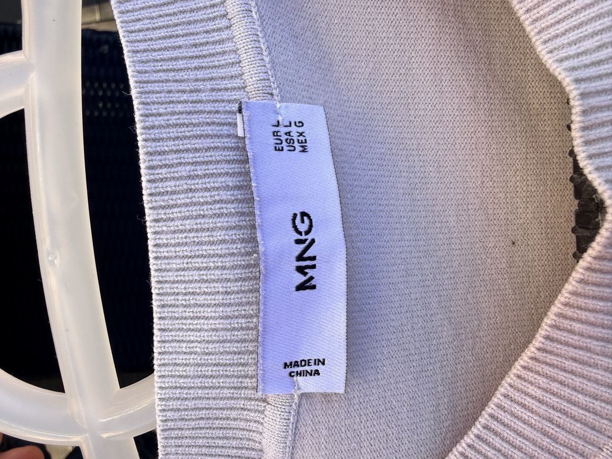 Mango T-shirt: T-shirt Mango manches courtes, – Usato da Vétroz venduto da est_xyr5 2