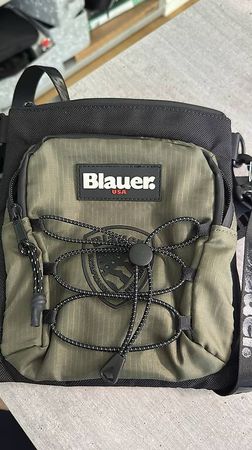 Blauer Seitentasche