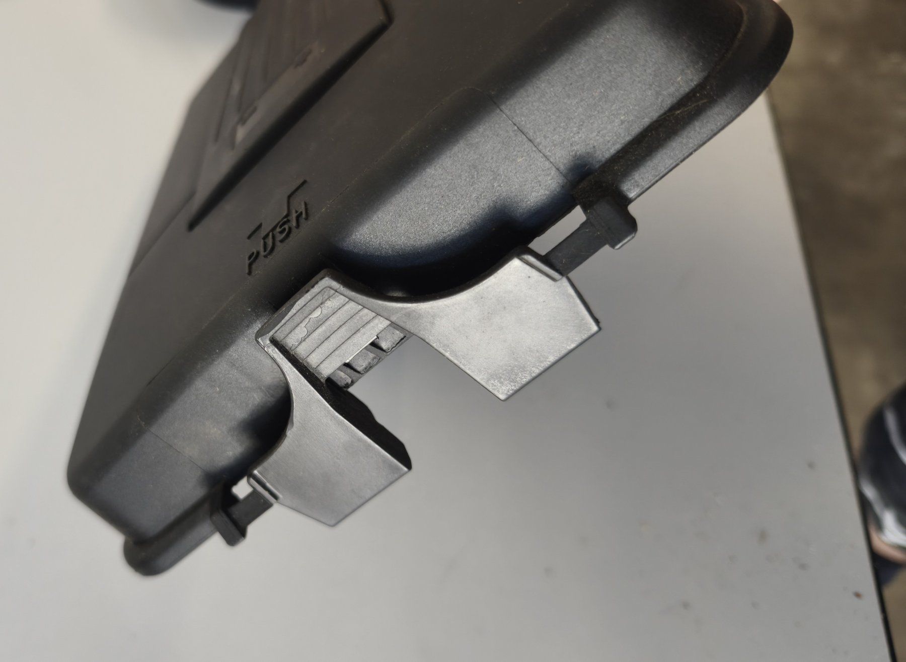 Volkswagen Tutti pezzi di ricambio auto: Cache batterie 3C0-915-443-A – Usato da Corcelles-près-Payerne venduto da FactoryofSound 3