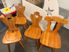 Quatre chaises en bois massif style rustique cœur