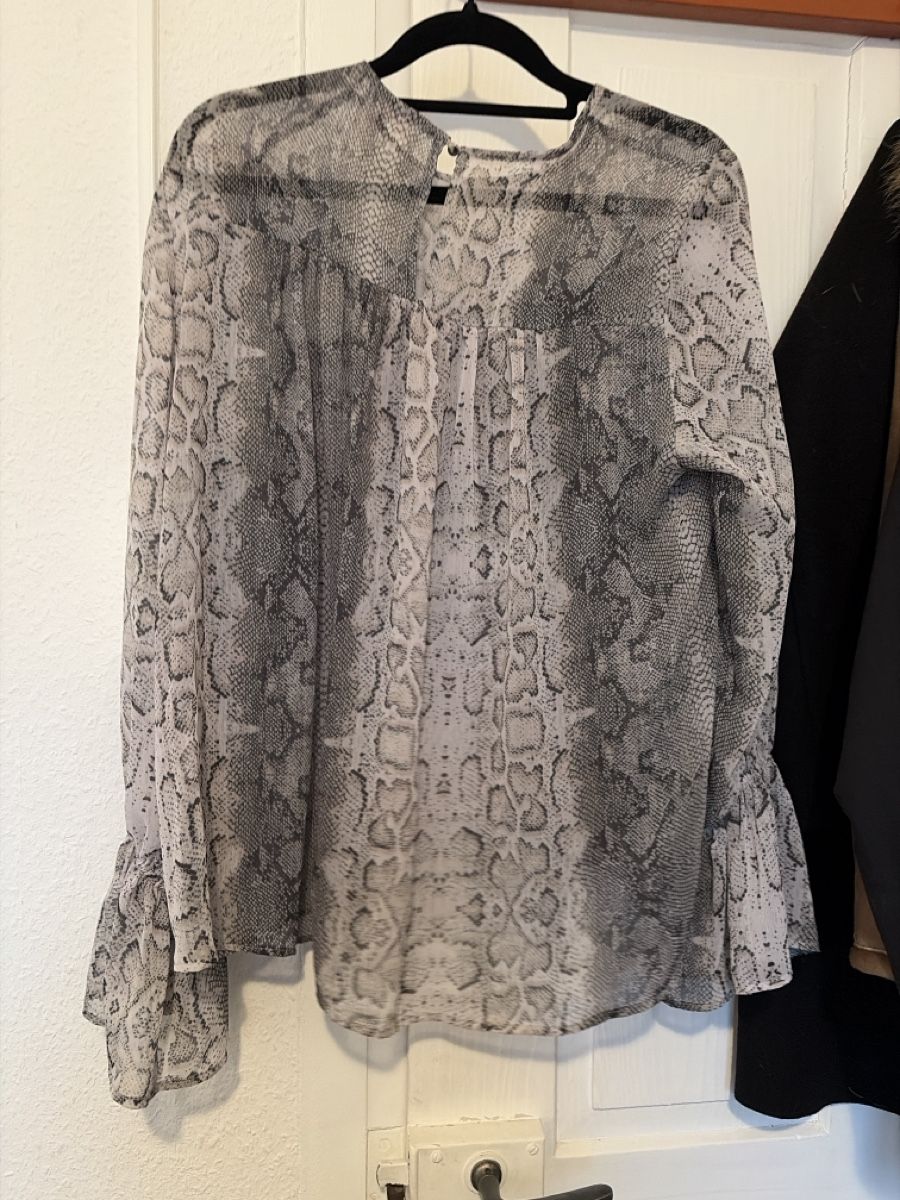 Camicette: Bluse mit Schlangenmuster grau Grösse 38 – Usato da Opfershofen TG venduto da dan_nxk8 1