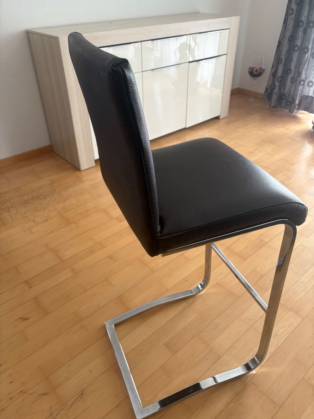 Sgabelli: 3 elegante Barstühle aus Leder – Usato da St. Gallen venduto da Medinax 1