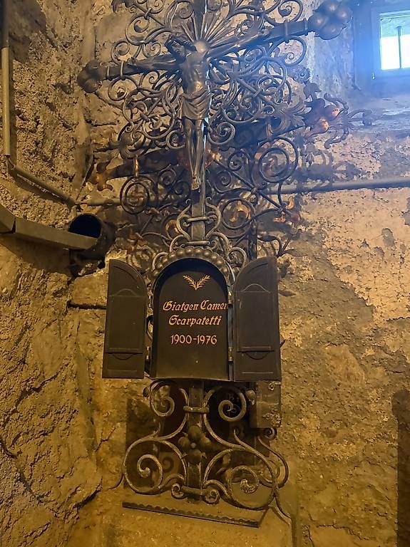 Libri: Croci per lapidi in ferro battuto  – Usato da Comano venduto da lcr_j5dn