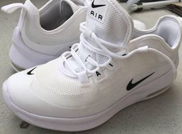 Nike-Sneaker in einwandfreiem Zustand, ein paar Mal getragen
