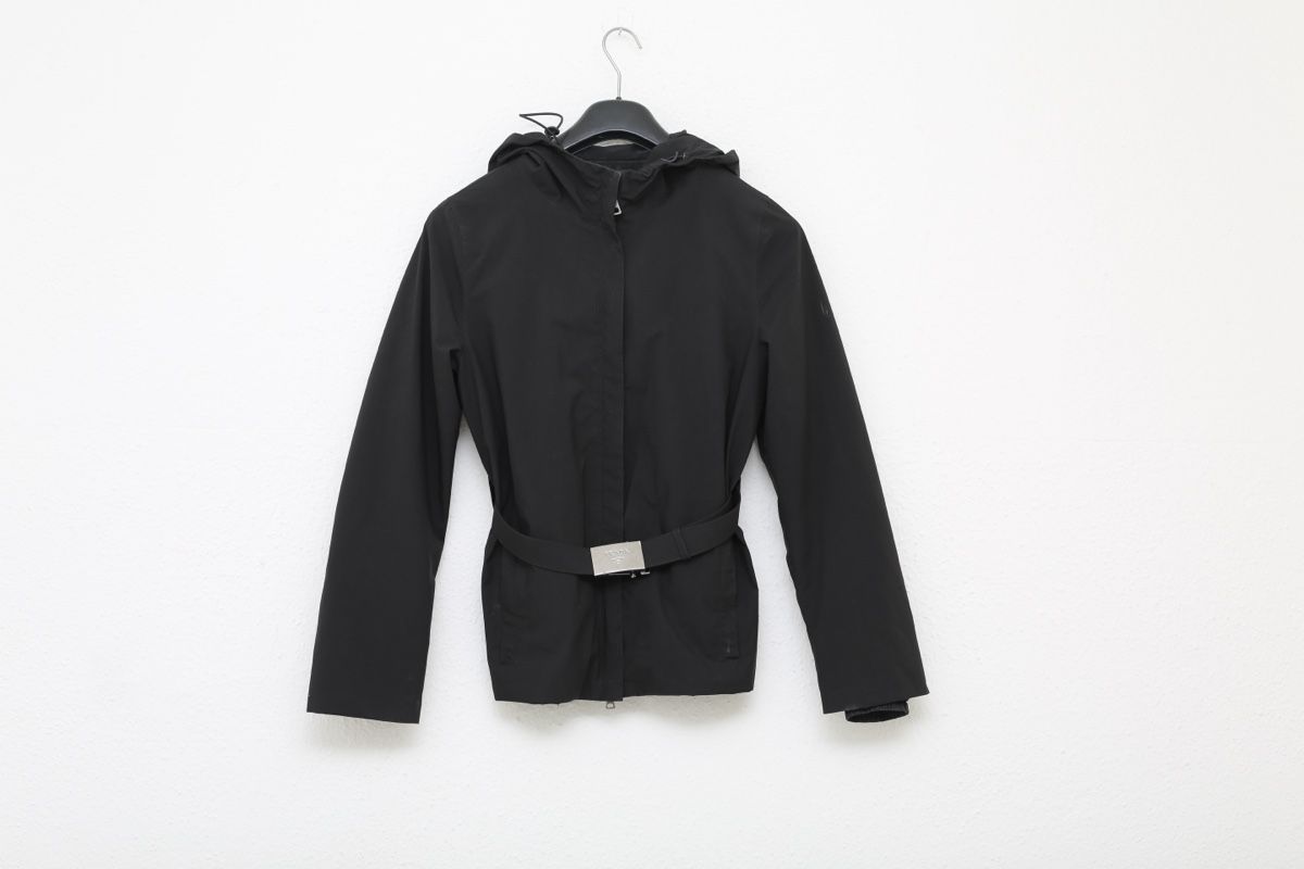 Prada Giacche: Prada Black Belted Jacket - Timeless Style, Size 42 IT – Usato da Zürich venduto da Mariia_burlachenko