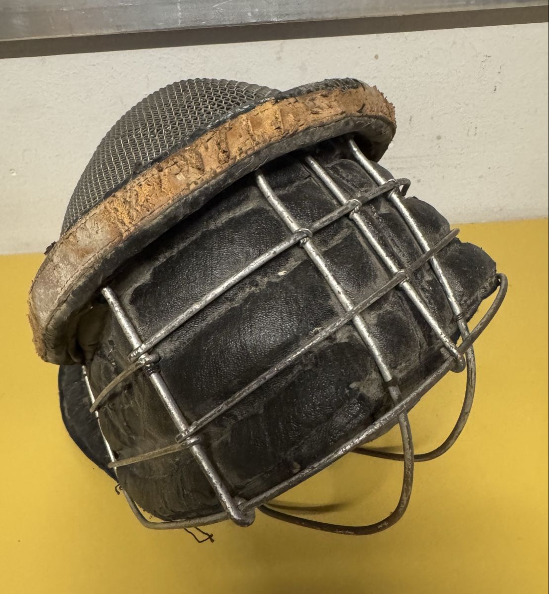 Antike Kleidung & Accessoires: Alte Kopf Helm  – Gebraucht aus Schlieren von Freundlich02 2