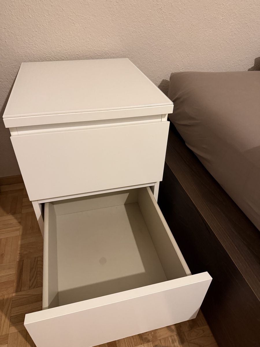 Tables de nuit: Nachttisch IKEA Malm mit Glasplatte – D'occasion à Aarau par emi_p8k7 2