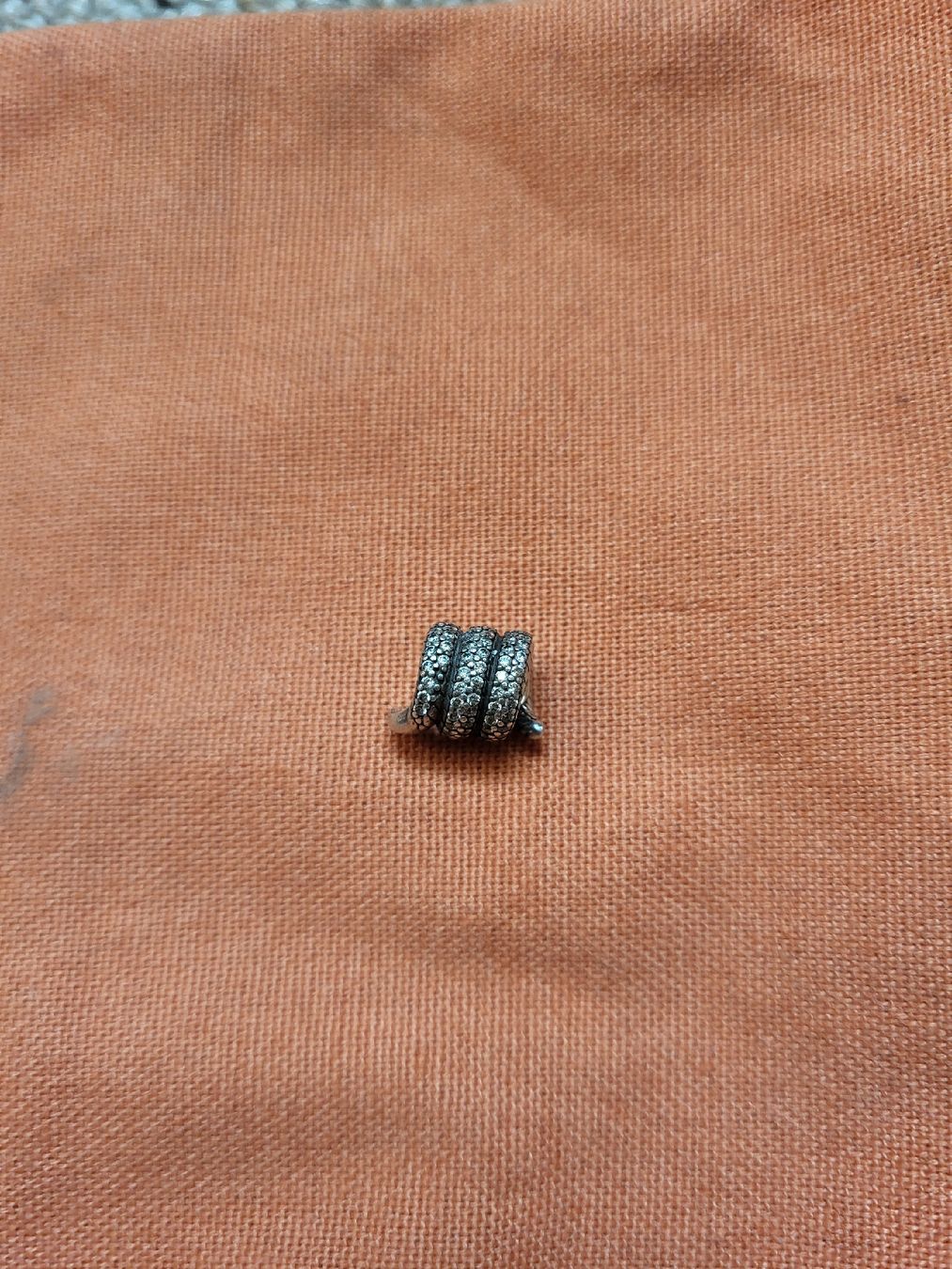 Pandora Anhänger: Schlangenförmiger Pandora-Charm – Neu (gemäss Beschreibung) aus Zweisimmen von Adorable