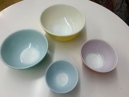 4 Designer Opal-Glas Schüsseln von Pyrex Made in U.S.A.