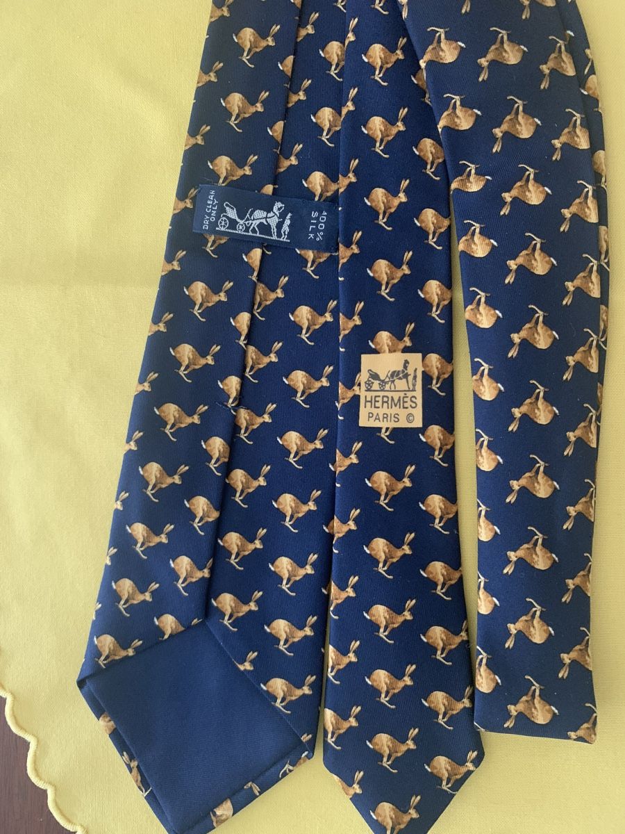 Cravatte: Cravatta Hermès seta blu lepri corsa uomo vintage – Usato da Lugano venduto da Edera49 1