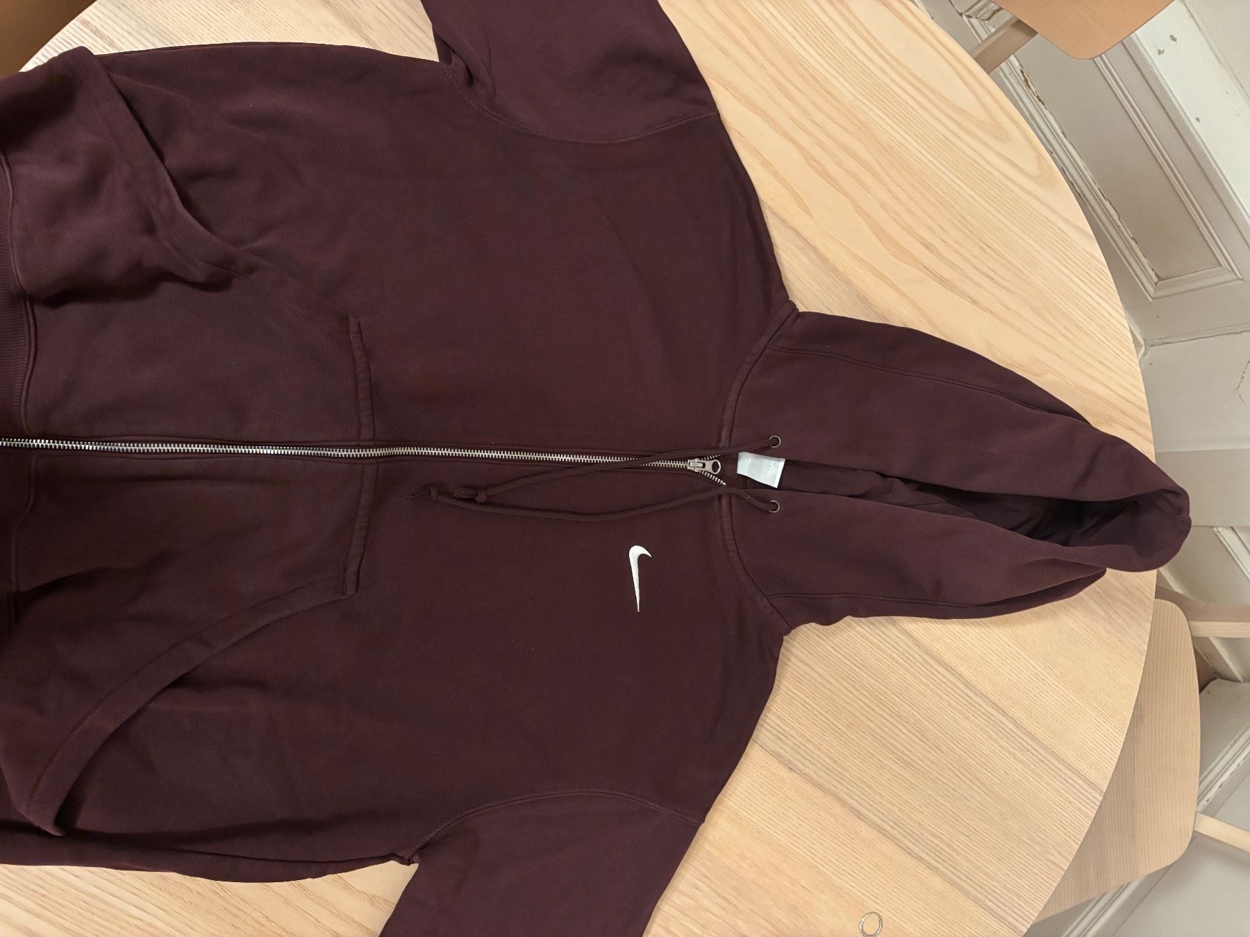 Nike Maglioni & Felpe: Sweat zippé Nike couleur bordeaux – Usato da Neuchâtel venduto da aur_fb6z