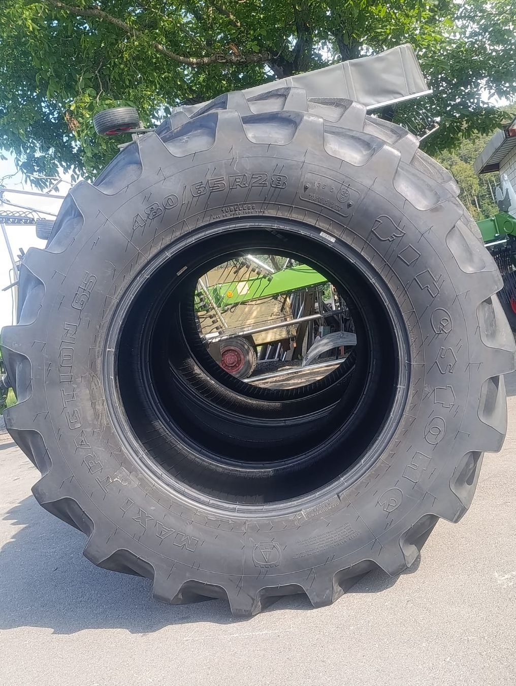 Pneus & Roues: Pneusatz 480/65 R28 Firestone MAXI Traction 65 – D'occasion à Oberriet SG par inf_2lgq