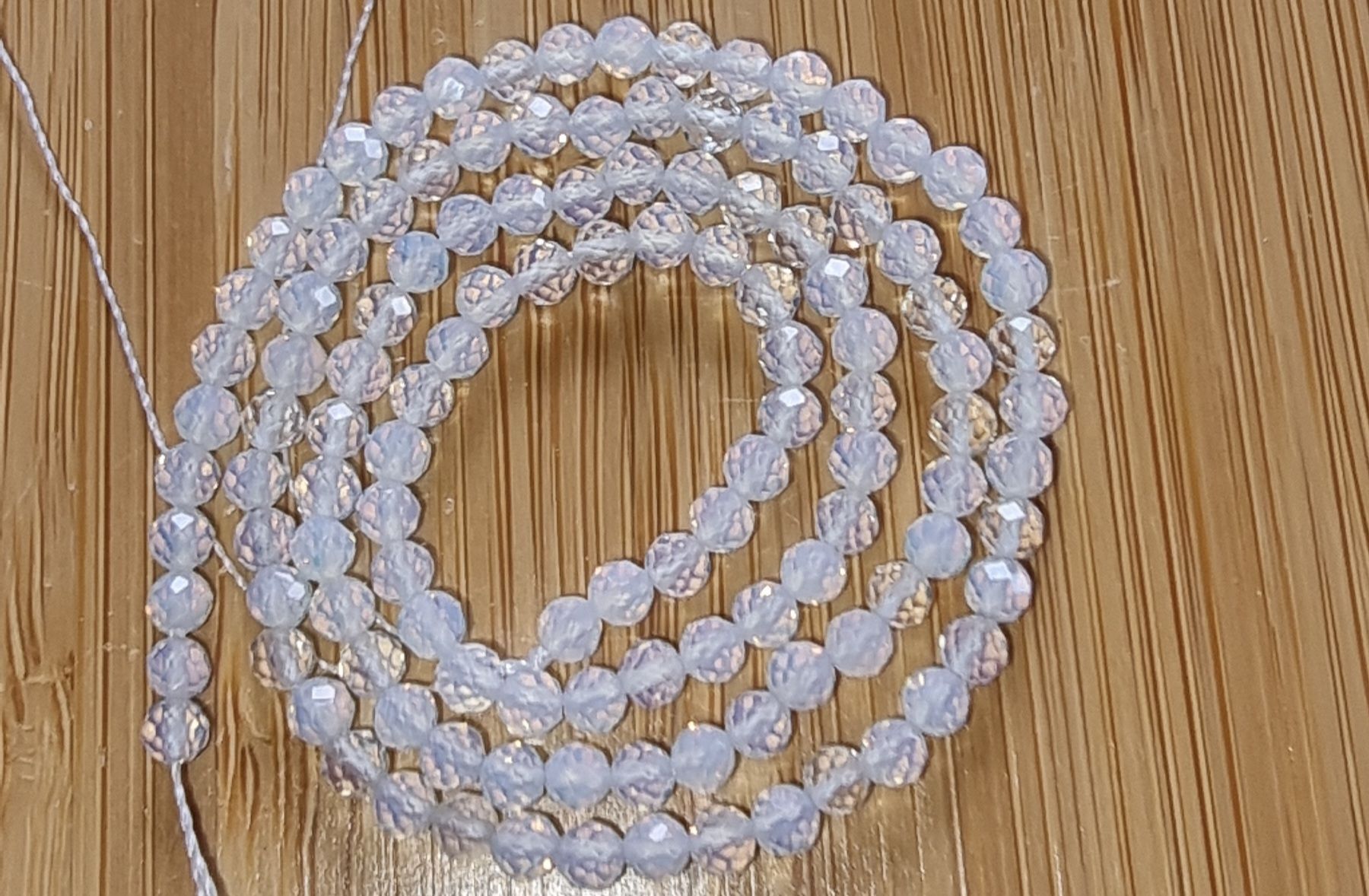 Minerali & Pietre curative: Opal weiss facettiert 3mm. Strang – Nuovo e nell'imballaggio originale da Menziken venduto da Mirager