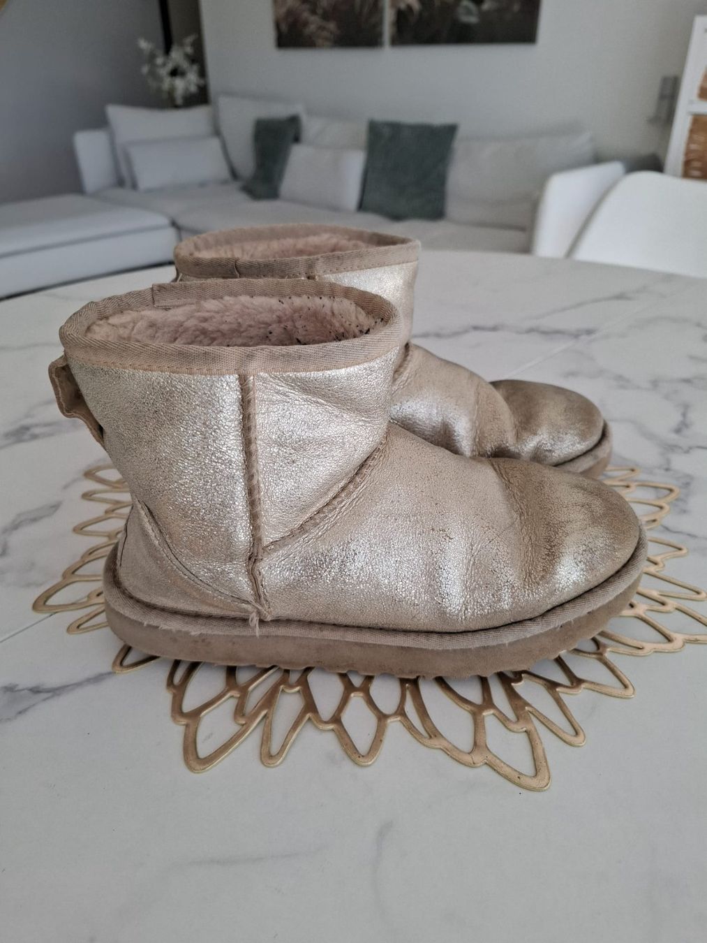 Ugg Scarpe per ragazze: UGG Kinder Stiefel, goldfarben, Gr. 36 – Usato da Massagno venduto da Michaela.F 1